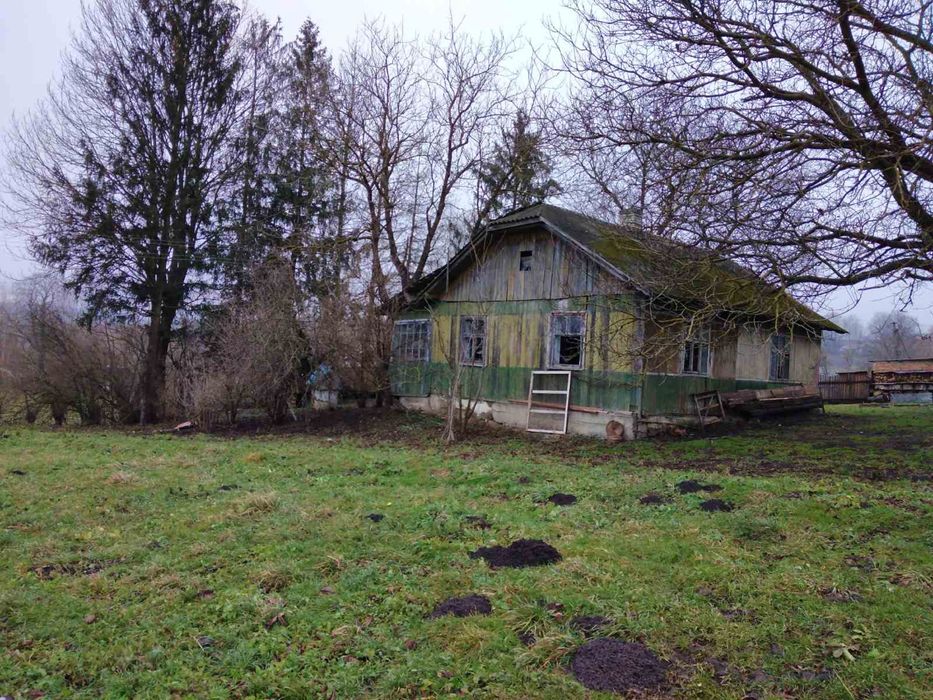 Продаж будинку і земельних ділянок