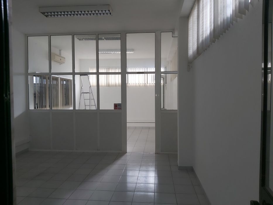 Armazém amplo  bons acessos 575m
