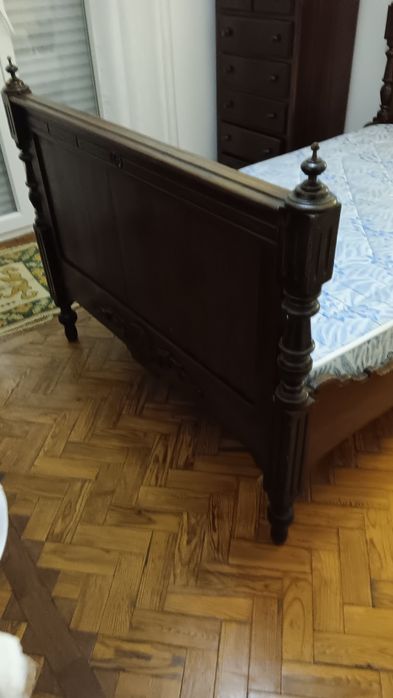 Cama de solteiro em madeira