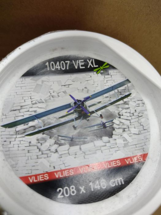 Tapeta na ścianę z klejem