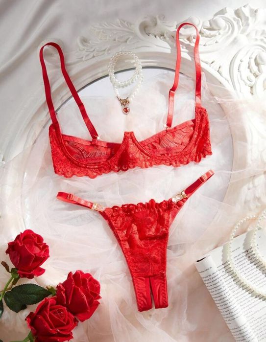 Seksowny koronkowy komplet bielizny damskiej z otwartym krokiem