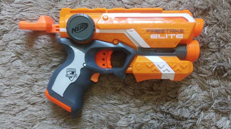Conjunto com  5 NERF modelos diferentes , em bom estado