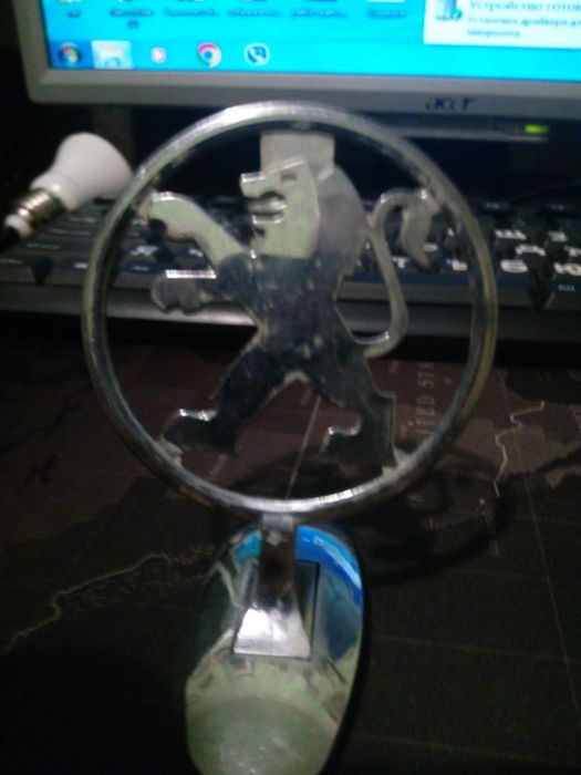 Значок на капот pejo