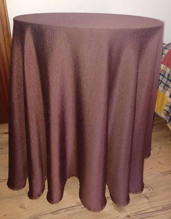 Mesa camilha com toalha