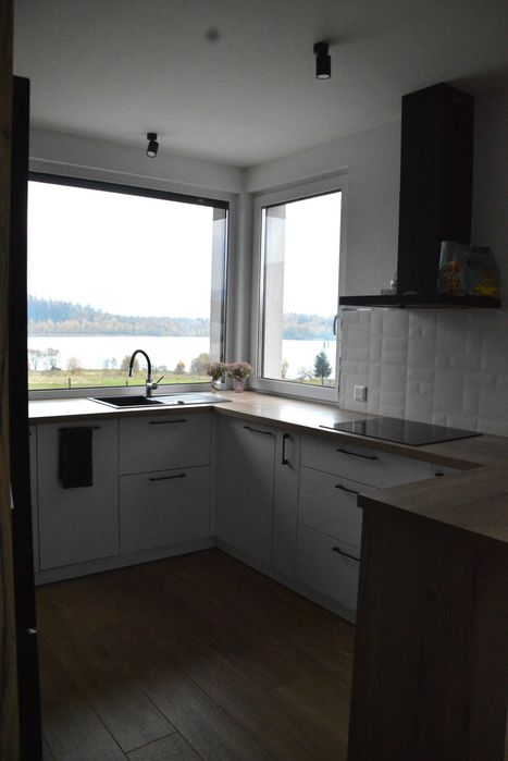 Domek w górach nad wodą