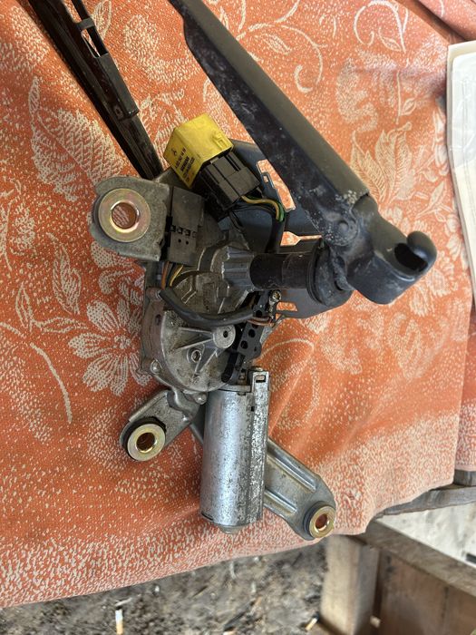 Продам задний дворник на Мерседес мл 163,в отличном состоянии.