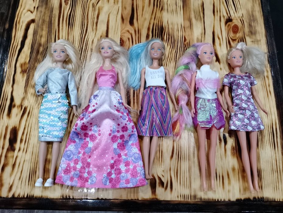 Piękna lalka Barbie tęczowe włosy