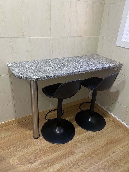 Balcão/ilha cozinha com dois bancos