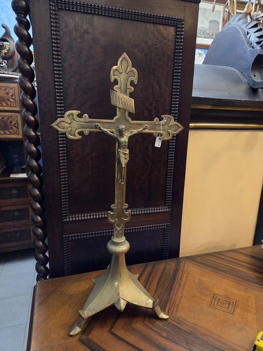 Crucifixo estilo gótico