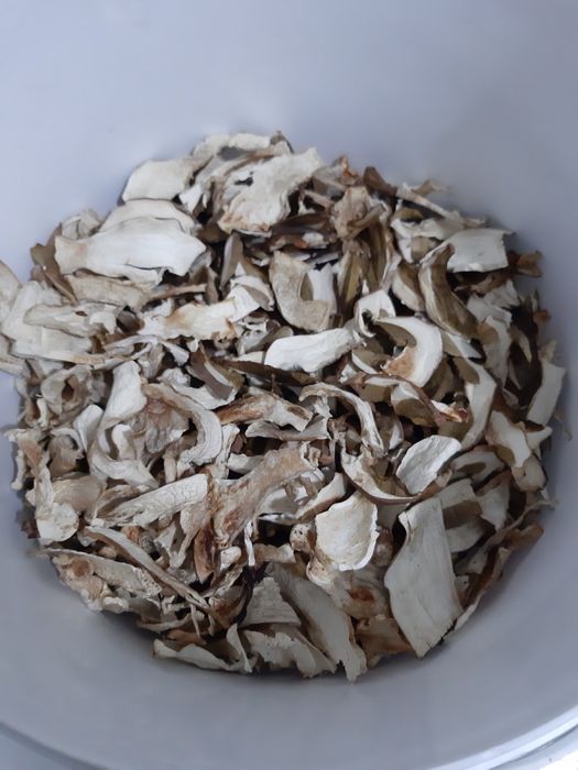 Білі сухі і мариновані грибочки ,лисичка суха маринована