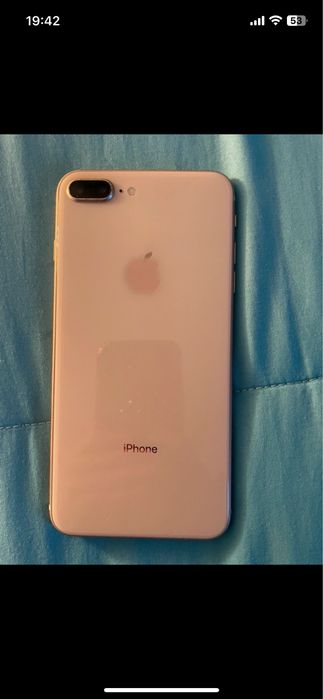Iphone 8 plus, a telicula partida mas tirando a pelicula nao tem64740729924099121