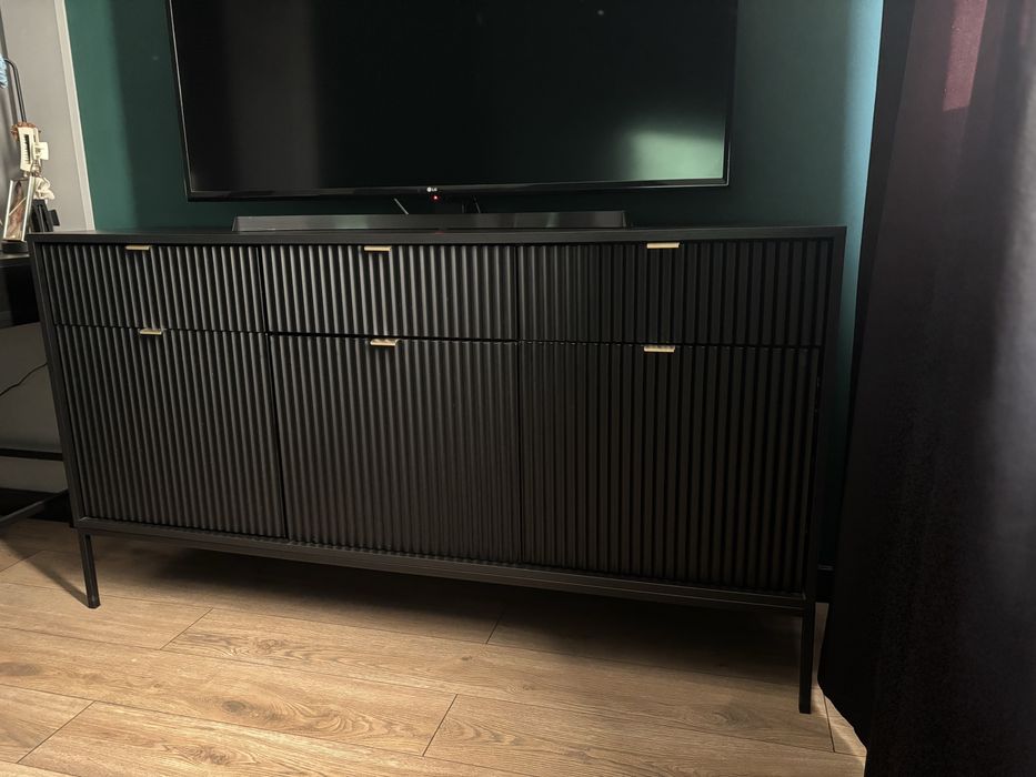 Czarna komoda 154 cm ryflowana trzydrzwiowa