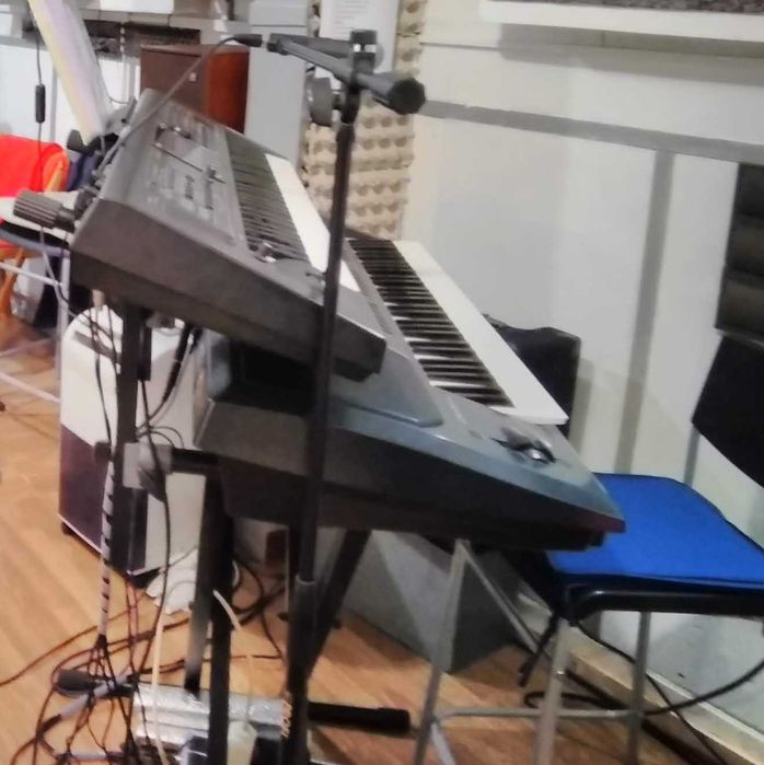 Venda de 2 teclados e mais acessórios