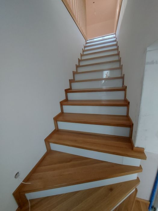 Schody wewnętrzne,na konstrukcji,na beton,stopnie,trepy