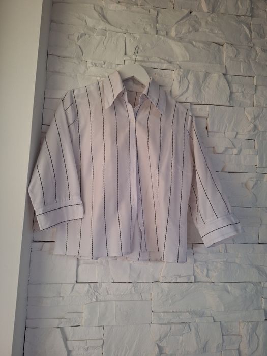 Biała bluzka w czarne paski