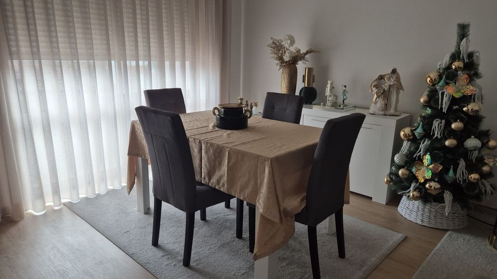 Mesa,4 cadeiras,sofa, aparador