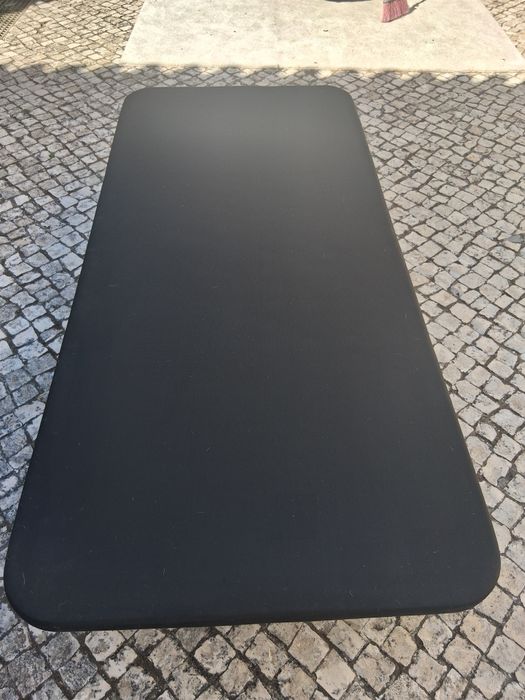 Estrado de cama com 6 pés. Estrutura em metal  e ripado em metal