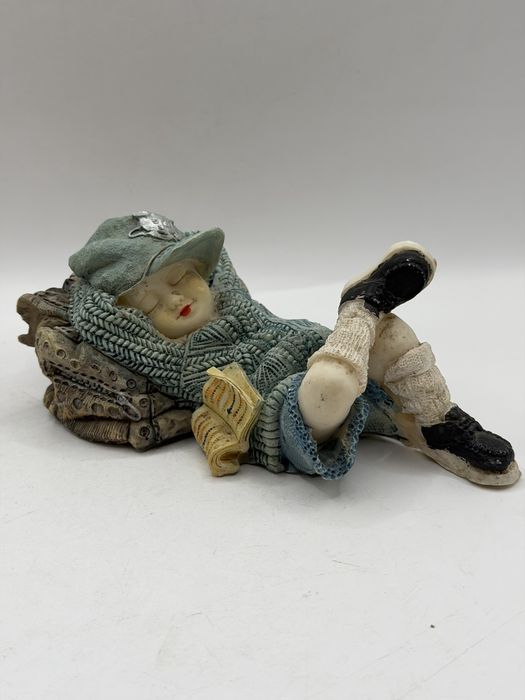 Nostalgiczne figurki dzieci czytające książki, 3 szt.