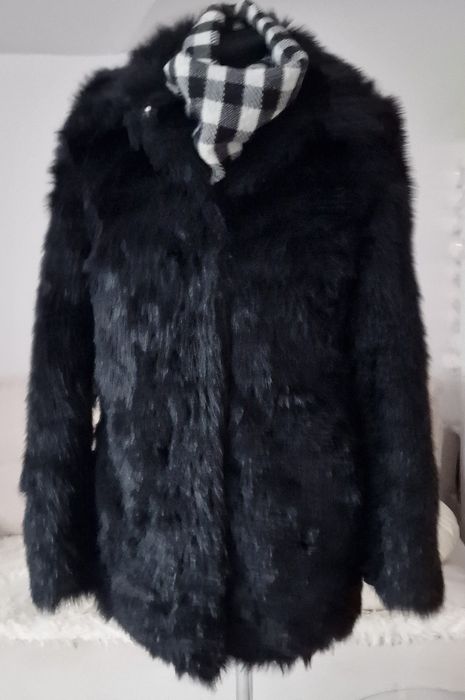 Czarne sztuczne futerko " H&M".