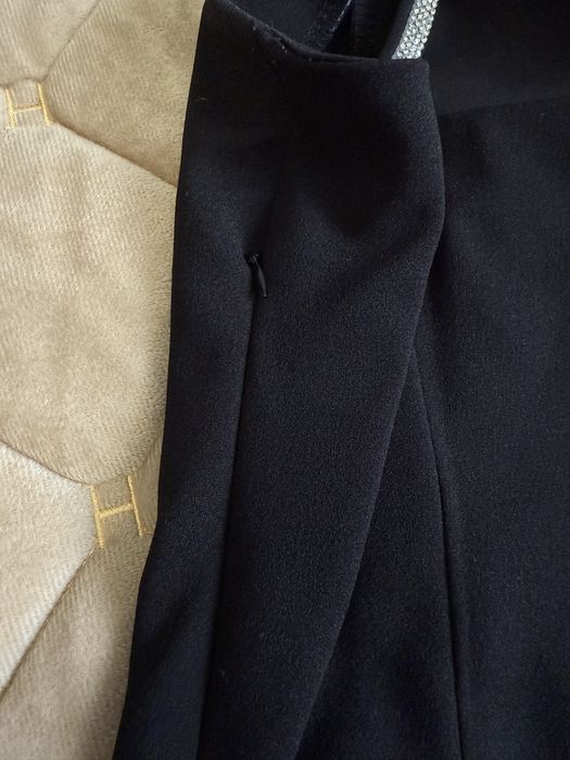 Чорна сукня на бретелях з камінням