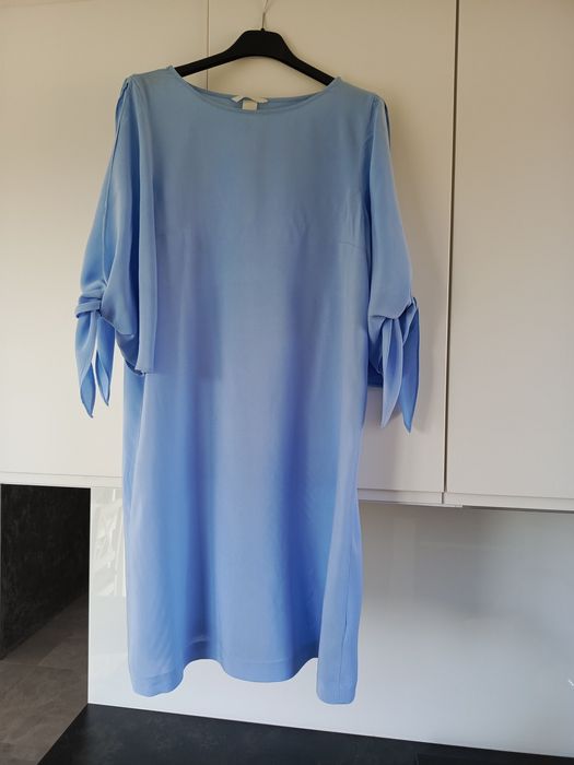 Sukienka z ozdobnym rękawem