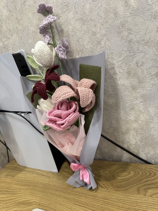 Вʼязані квіти з ниток