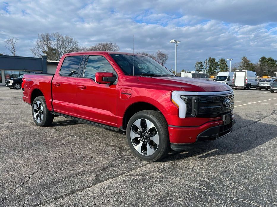 Ford F-150 Lightning      2023