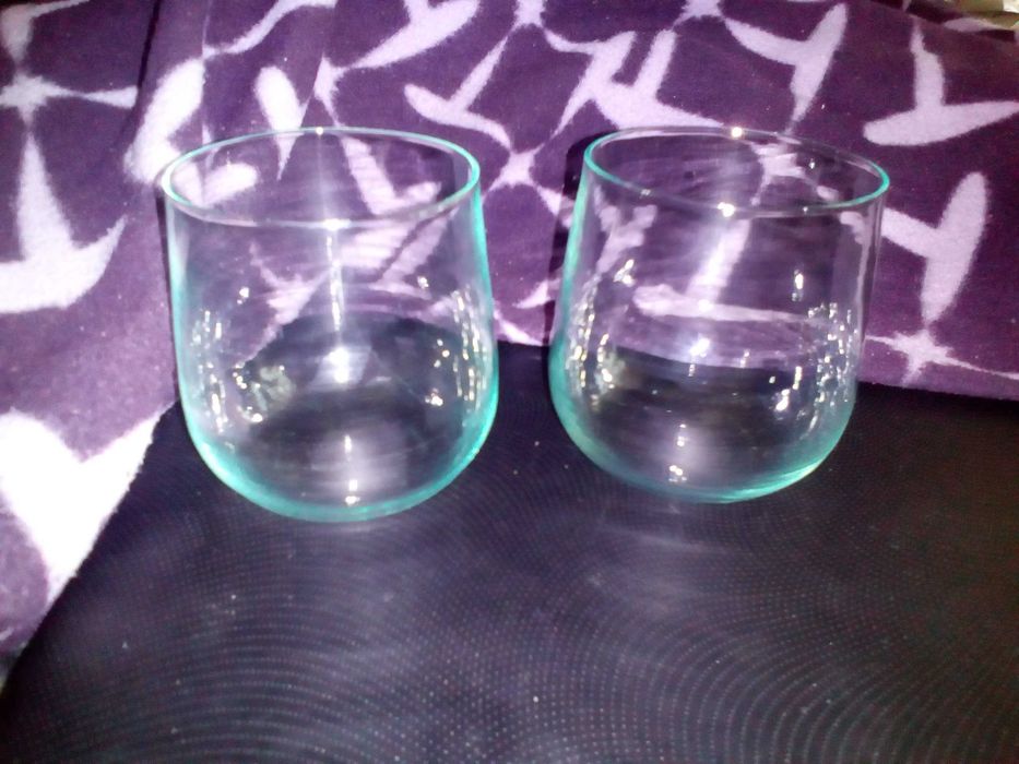 2 cтекляних бокала стакана