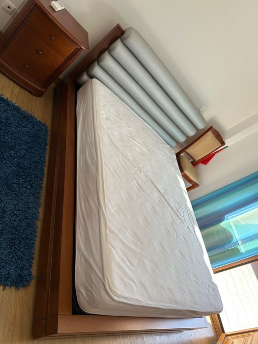 Cama de casal madeira cerejeira com colchão novo 1,50 x 1,95 com uma mesa de cabeceira e armoire 6 gavetas