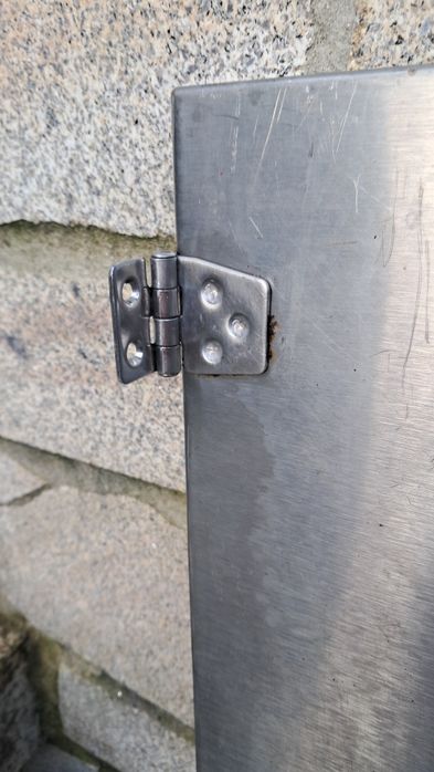 Portas em inox com dobradiças