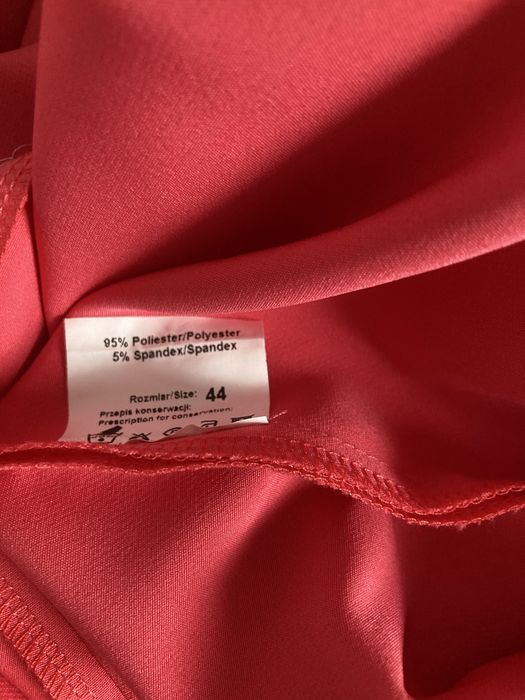 Sukienka z ozdobną aplikacją