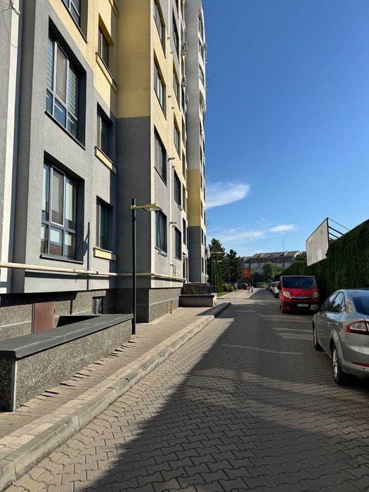 Продається комерційне приміщення по вул. Довженка.