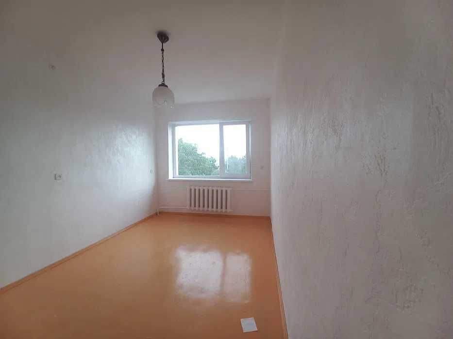 (13)Продам просторий 2-поверховий будинок в центрі с. Молодіжне.