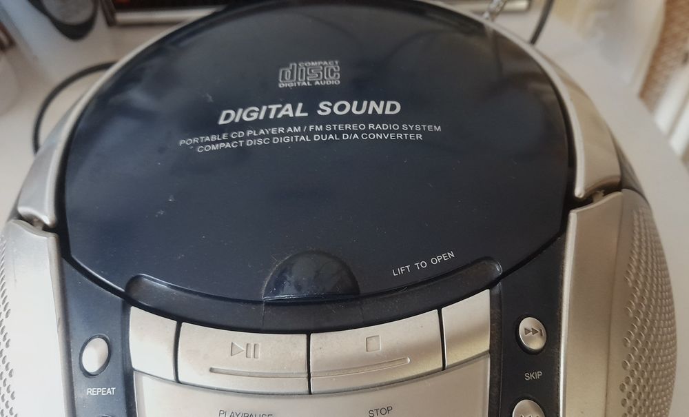 Rádio CD AEG portátil a funcionar parcialmente