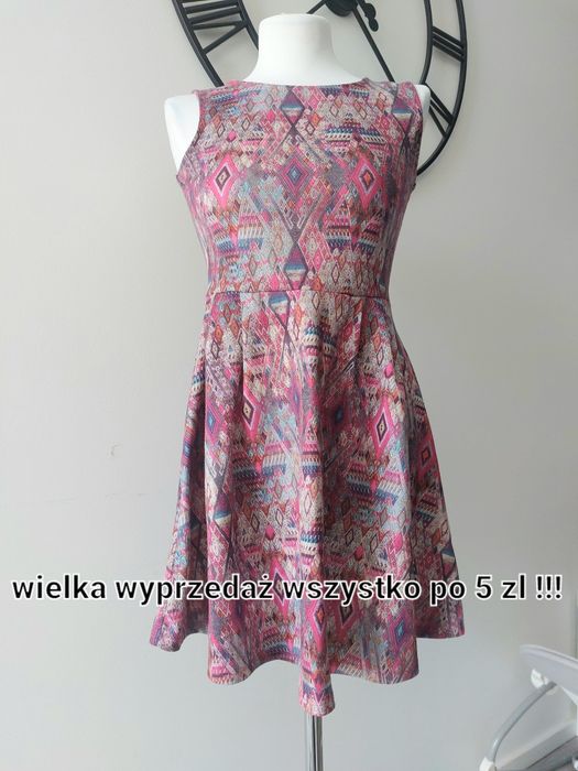 Sukienka różowa wzorzysta rozkloszowana odcinana w pasie na ramiączkac