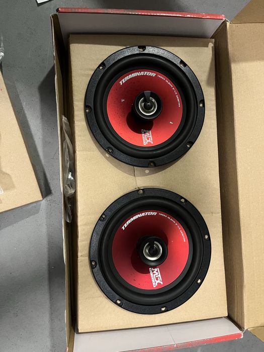 Amplificador, rádio, subwoofer, cabos e cabos