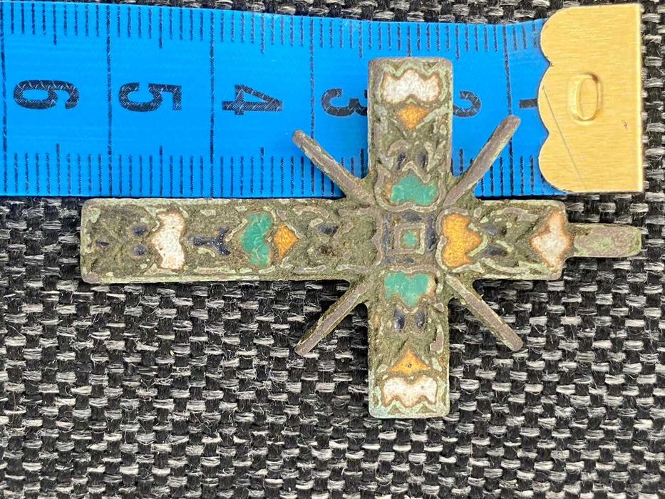 Brązowy, emaliowany krzyż  z XVIII wieku.