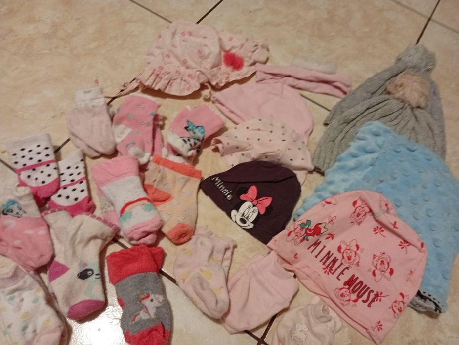 Paka ubranek dla dziewczynki, rozmiar 62/68 plus dodatki