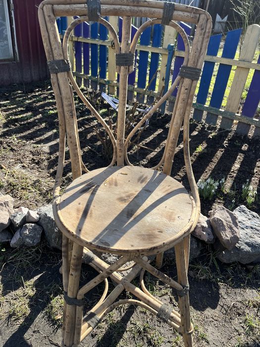 Старинний стілець з дерева