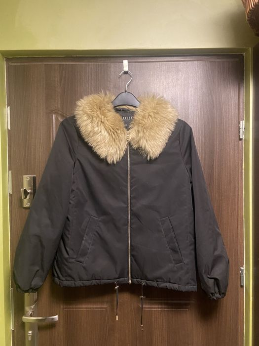 Czarna kurtka bomberka z odpinanym futerkiem Mohito XS S M