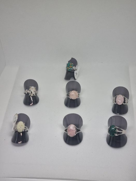 Anéis com pedras muito lindos