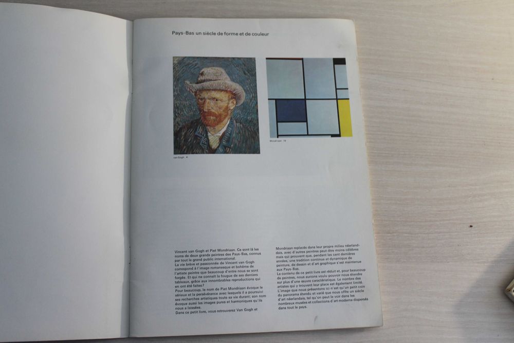 Livros antigos sobre arte e internet