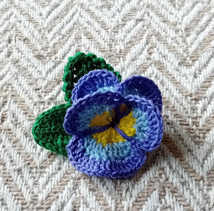 Broszka w kształcie bratka.