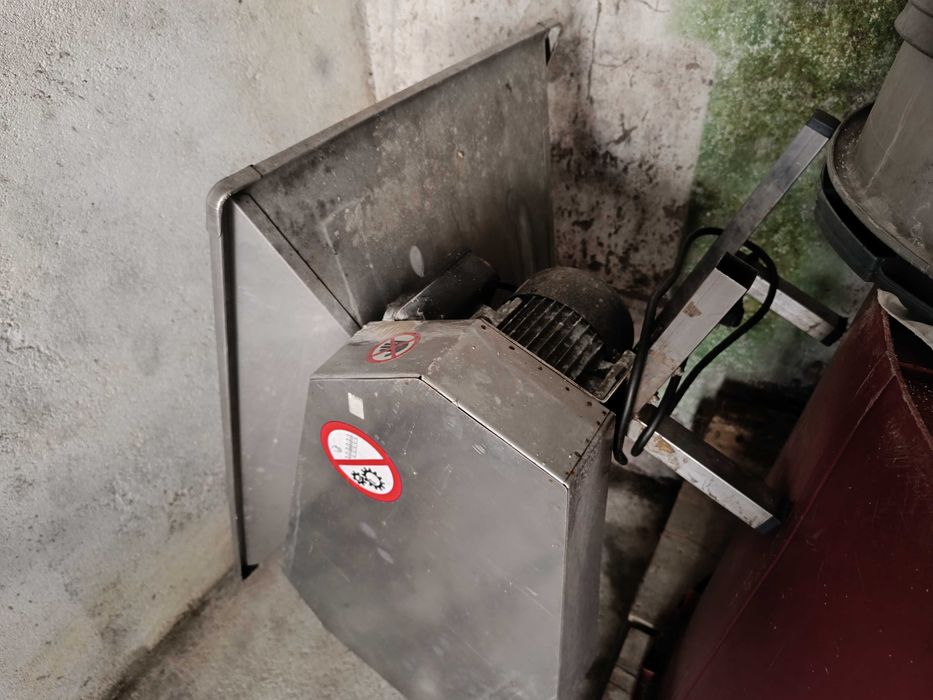 Esmagador de uvas elétrico