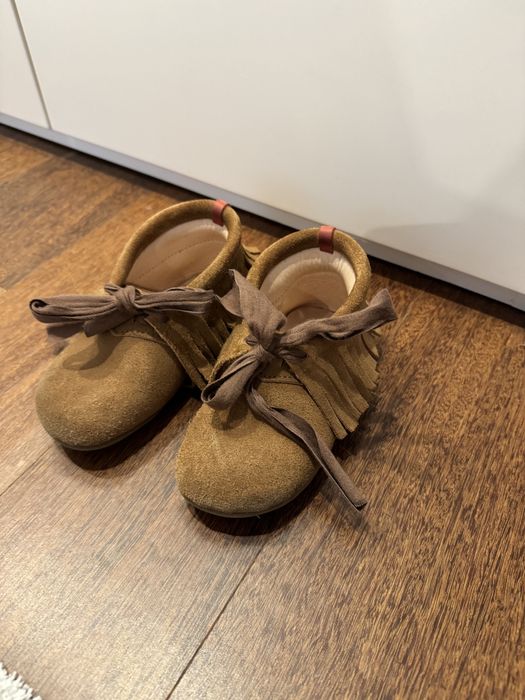 Sapatos da marca Moleke tamanho 28 lindos novos