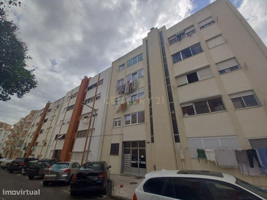 T2 Totalmente Remodelado no Carregado – Cozinha Equipada e Excelente A