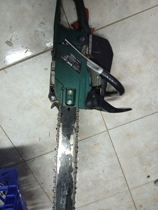 Motoserra a trabalhar bem447179951125964804