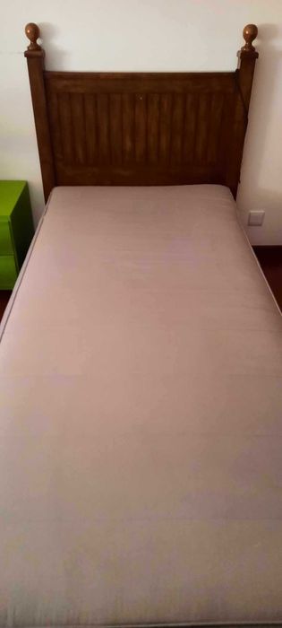 Cama individual  em madeira maciça