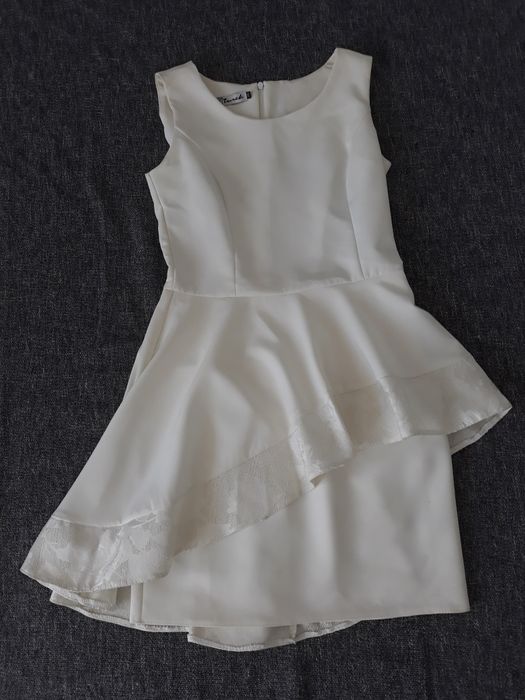 Kremowa sukienka tuba z baskinka wesele bal