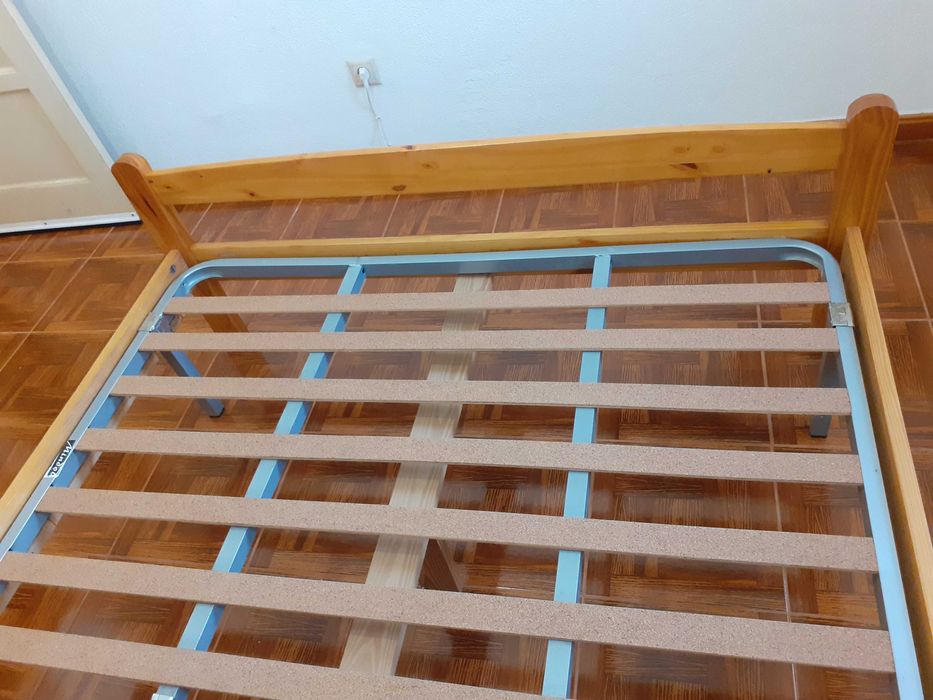 Cama de casal, em pinho maciço - Amadora